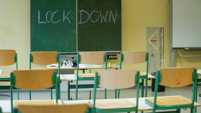 Ein verwaistes Klassenzimmer im Lockdown (Symbolfoto): Seit Monaten schauen Eltern, Schüler und Lehrer besorgt auf die Situation.