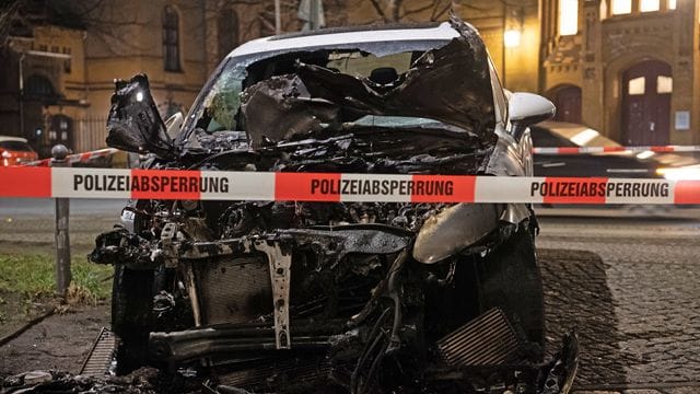Ein ausgebranntes Auto in der Hannoverschen Straße in Berlin. Ein ausgebranntes Auto in der Hannoverschen Straße in Berlin.