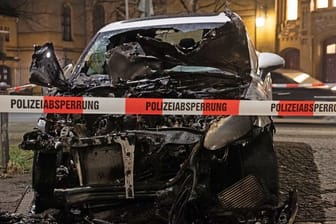 Ein ausgebranntes Auto in der Hannoverschen Straße in Berlin.