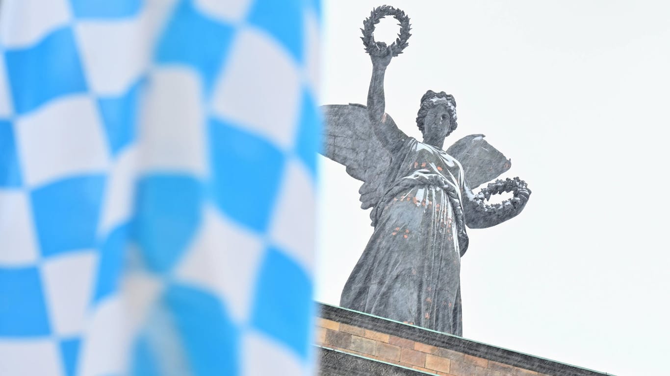 Der Bayerische Landtag mit der weiß-blauen Fahne: In Bayern sprechen Millionen von Menschen Bairisch.