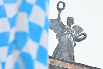 Der Bayerische Landtag mit der weiß-blauen Fahne: In Bayern sprechen Millionen von Menschen Bairisch.