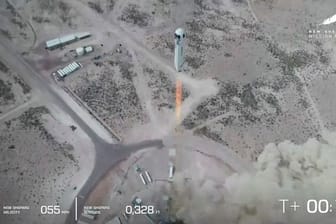 In diesem Bild aus einem von Blue Origin zur Verfügung gestellten Video hebt die "New Shepard"-Rakete während eines Tests im Westen von Texas ab.