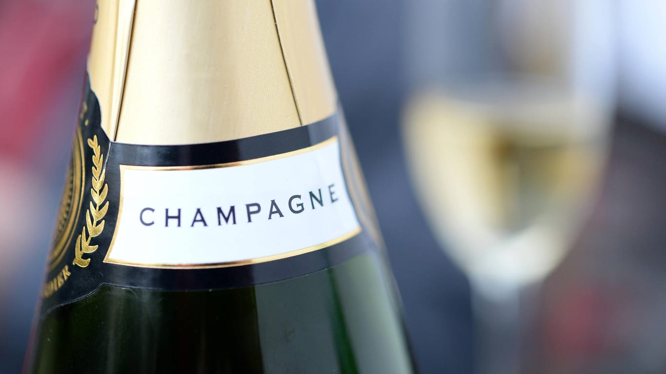 Flaschenhals einer Champagnerflasche (Symbolbild): Unbekannte entwenden Champagner aus dem Keller eines Mehrfamilienhauses.