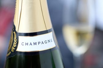 Flaschenhals einer Champagnerflasche (Symbolbild): Unbekannte entwenden Champagner aus dem Keller eines Mehrfamilienhauses.