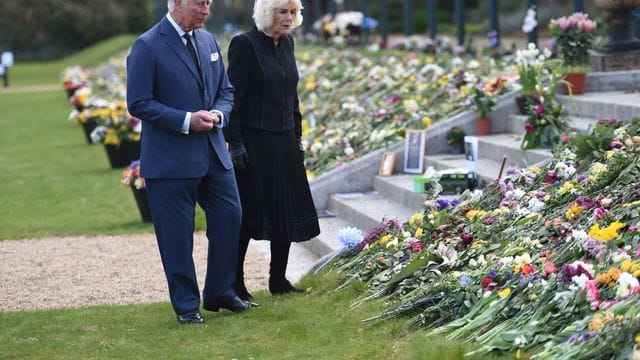 Noch immer werden vor dem Buckingham Palace Blumen und Beileidskarten abgelegt.