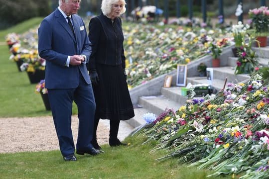 Noch immer werden vor dem Buckingham Palace Blumen und Beileidskarten abgelegt.