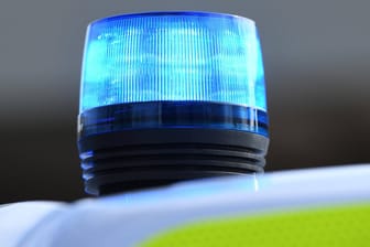 Blaulicht auf einem Polizeiwagen: Nach einer Auseinandersetzung mit mehreren Beteiligten in Oberhausen nimmt die Polizei neun Verdächtige fest (Symbolfoto).