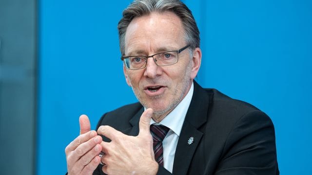 Holger Münch, Präsident des Bundeskriminalamts (BKA), stellt in der Bundespressekonferenz die Polizeiliche Kriminalstatistik 2020 vor. Holger Münch, Präsident des Bundeskriminalamts (BKA), stellt in der Bundespressekonferenz die Polizeiliche Kriminalstatistik 2020 vor.