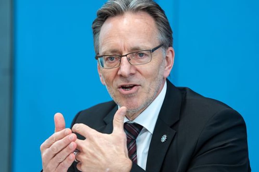 Holger Münch, Präsident des Bundeskriminalamts (BKA), stellt in der Bundespressekonferenz die Polizeiliche Kriminalstatistik 2020 vor.