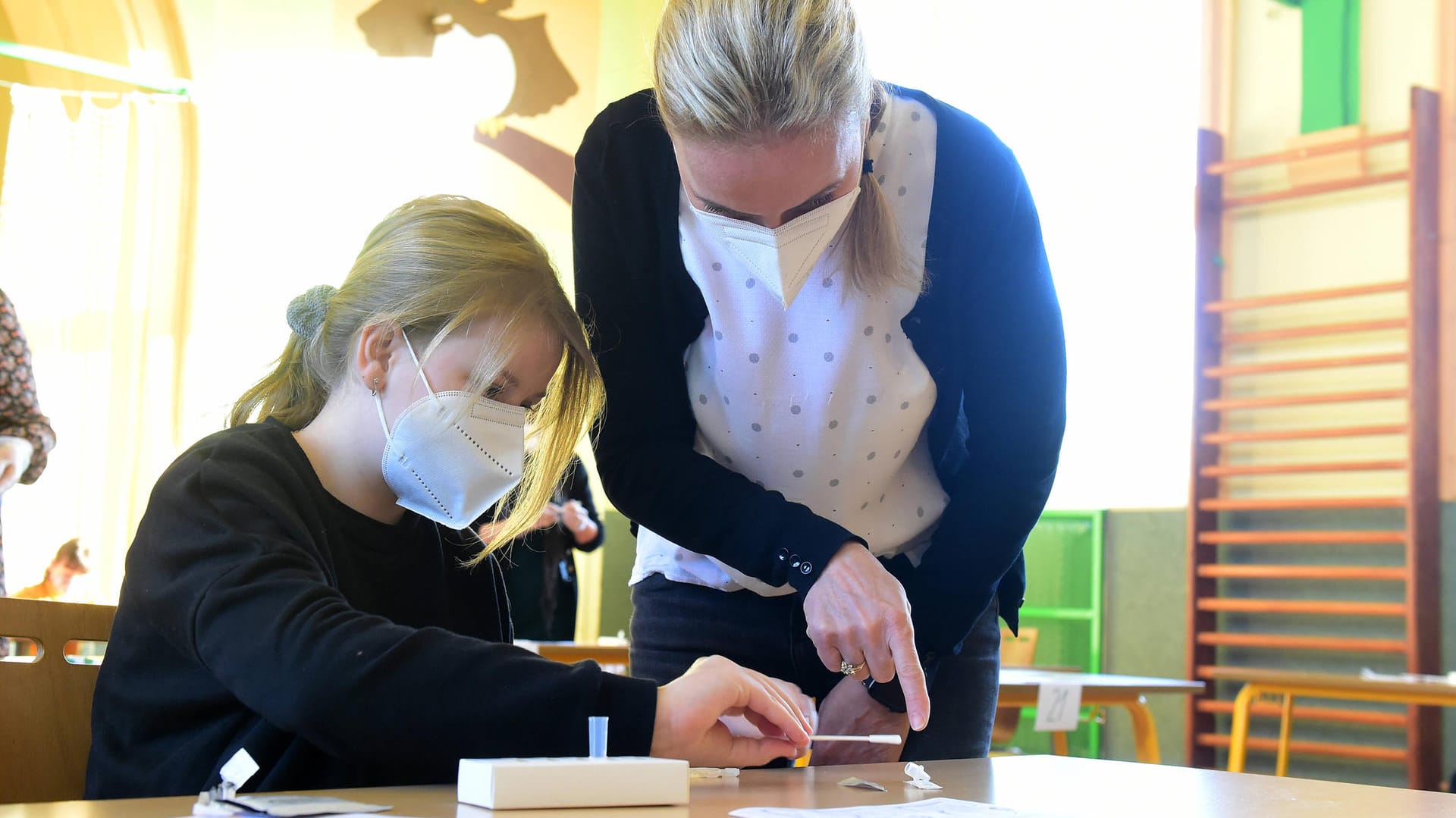 Corona-Testung in der Schule (Symbolbild): Bei Präsenzunterricht sollen die Tests Sicherheit für Schüler und Lehrer bieten.