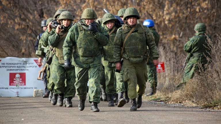 Pro-russische Kräfte im November 2019: Seit sieben Jahren wird in der Ukraine gekämpft.