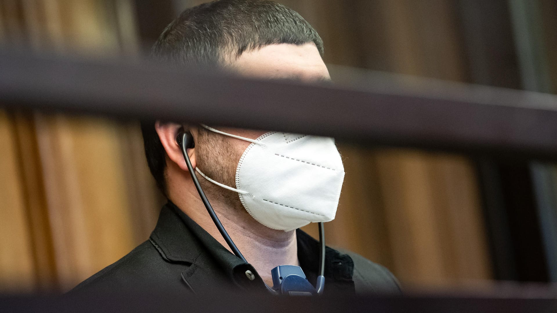 Der Angeklagte steht im Gerichtssaal des Landgerichts Moabit: Für den Prozess sind 30 Verhandlungstage angesetzt. Der Angeklagte steht im Gerichtssaal des Landgerichts Moabit: Für den Prozess sind 30 Verhandlungstage angesetzt.