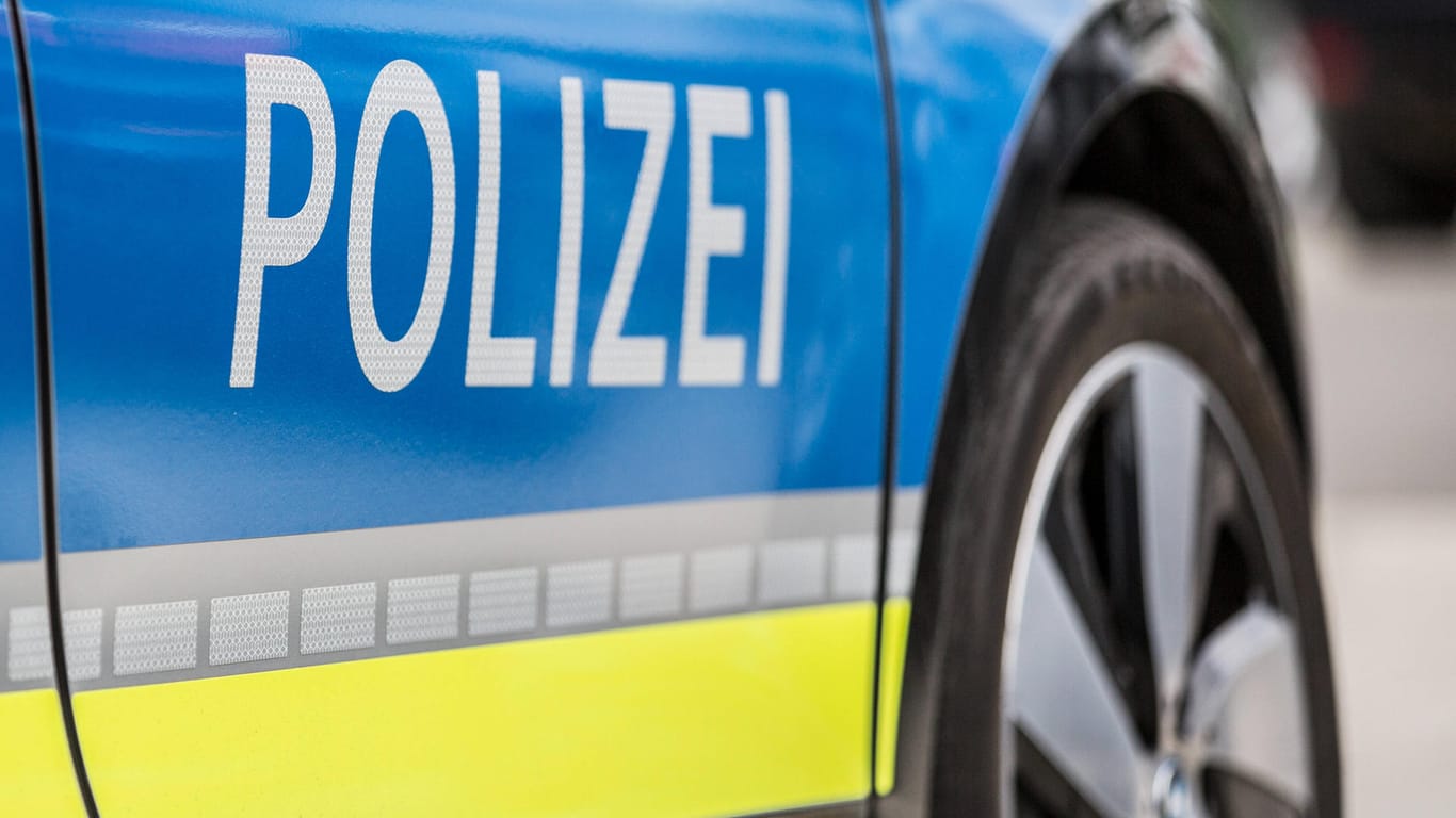 Polizeiauto (Symbolbild): Die Polizei sucht in Köln nach einem Mann, der einen Optiker überfallen haben soll.