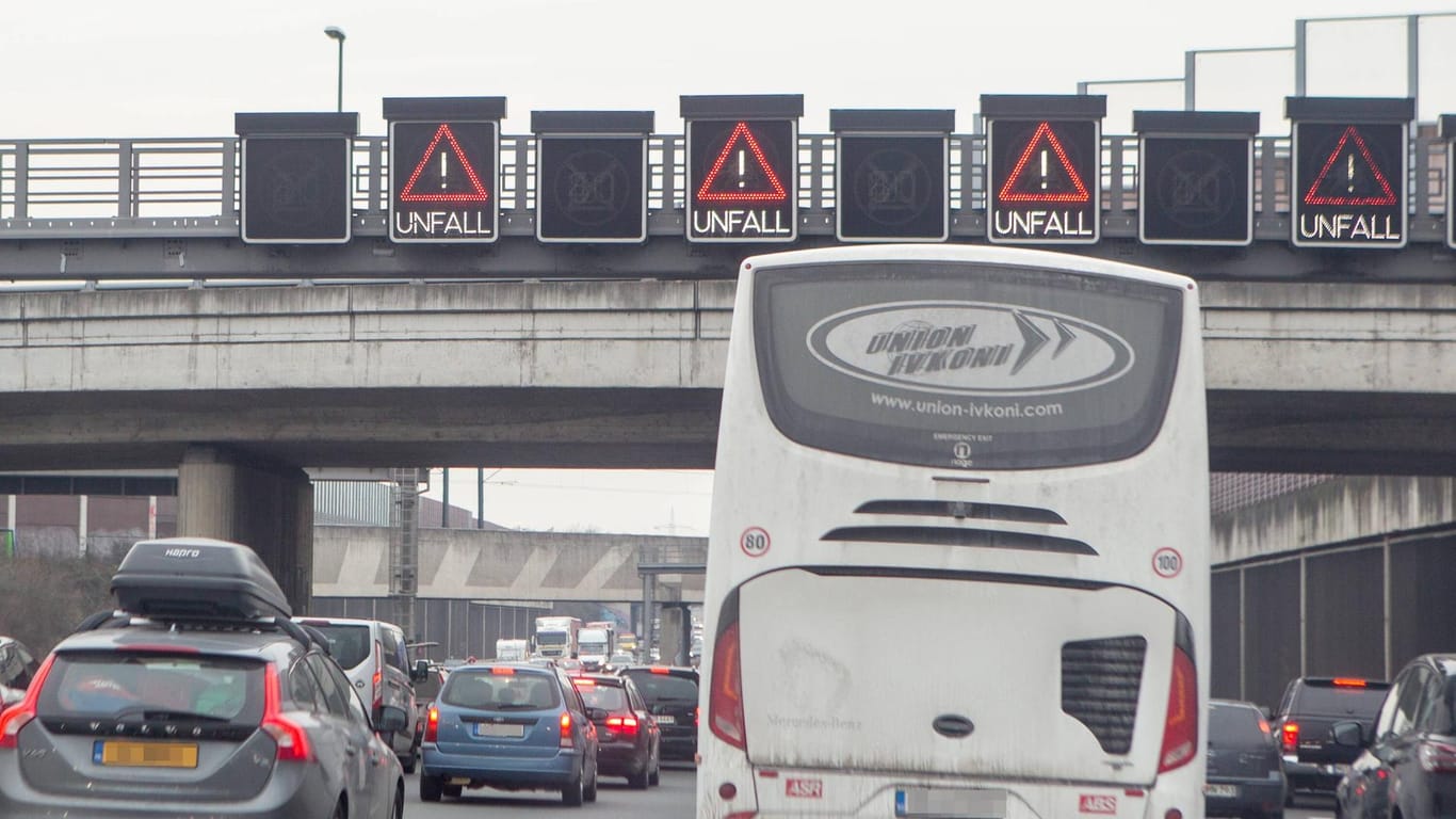 Stau nach einem Unfall (Symbolbild): Auf der A44 bei Dortmund hat es insgesamt drei Unfälle gegeben.
