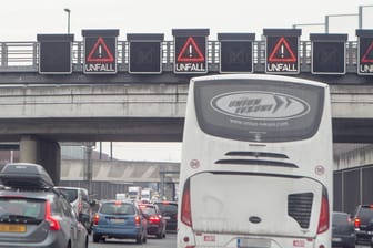 Stau nach einem Unfall (Symbolbild): Auf der A44 bei Dortmund hat es insgesamt drei Unfälle gegeben.