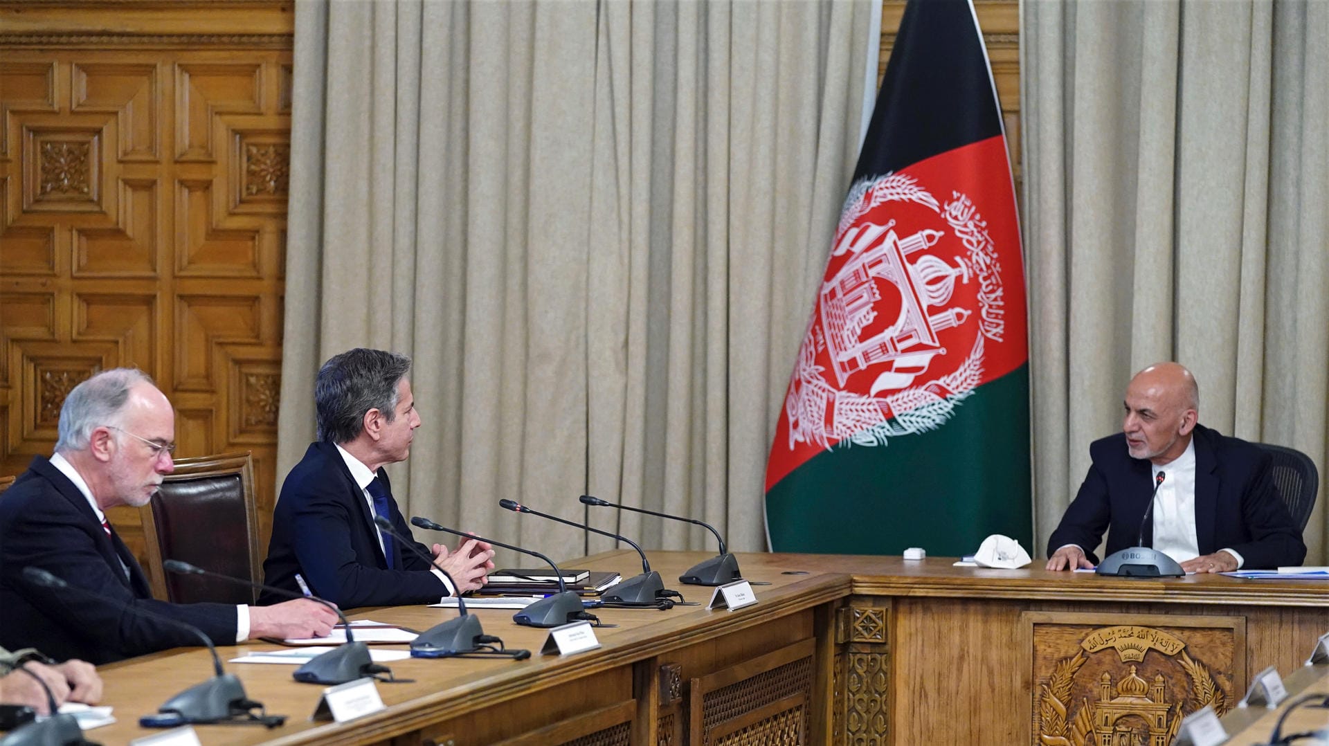 US-Außenminister Antony Blinken (mitte) im Gespräch mit dem afghanischen Präsidenten Aschraf Ghani (rechts): Die USA planen zwanzig Jahre nach den Anschlägen auf das World Trade Center den kompletten Truppenabzug aus Afghanistan.