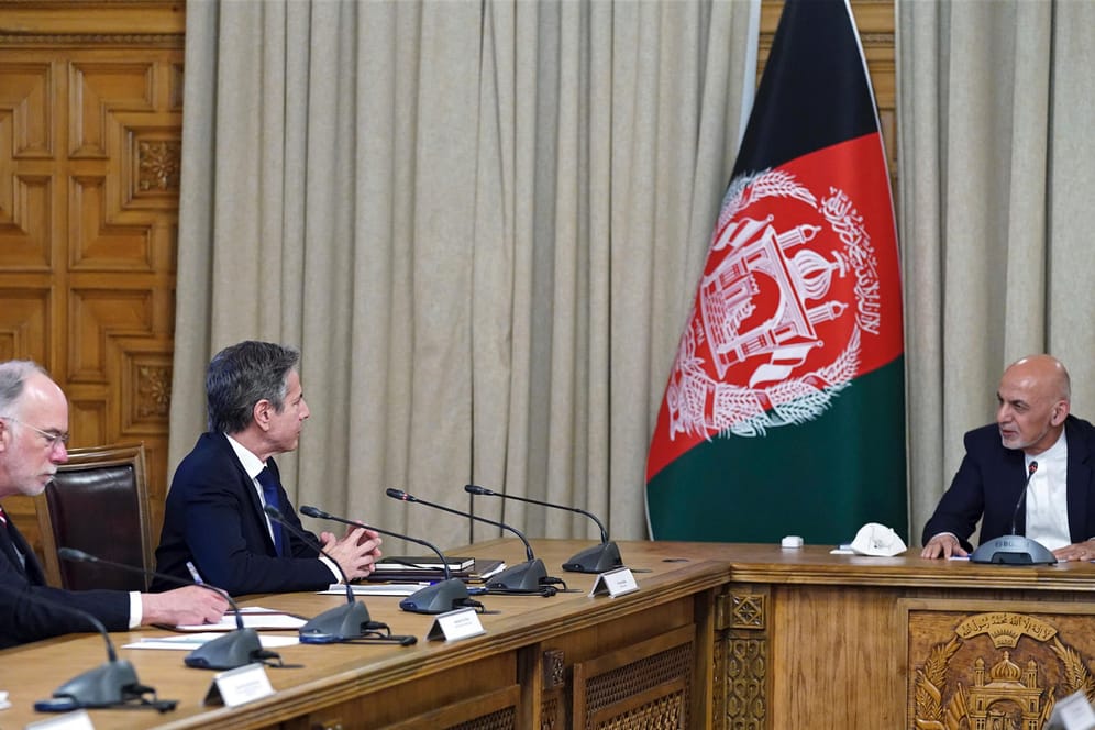 US-Außenminister Antony Blinken (mitte) im Gespräch mit dem afghanischen Präsidenten Aschraf Ghani (rechts): Die USA planen zwanzig Jahre nach den Anschlägen auf das World Trade Center den kompletten Truppenabzug aus Afghanistan.