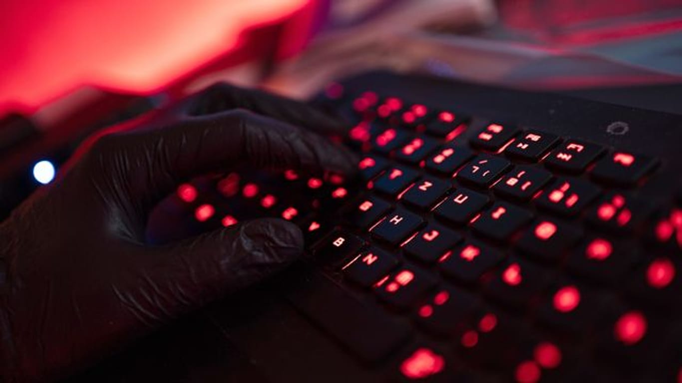 Russische Hacker sollen in den USA unter anderem Ministerien, Behörden und Firmen angegriffen haben.