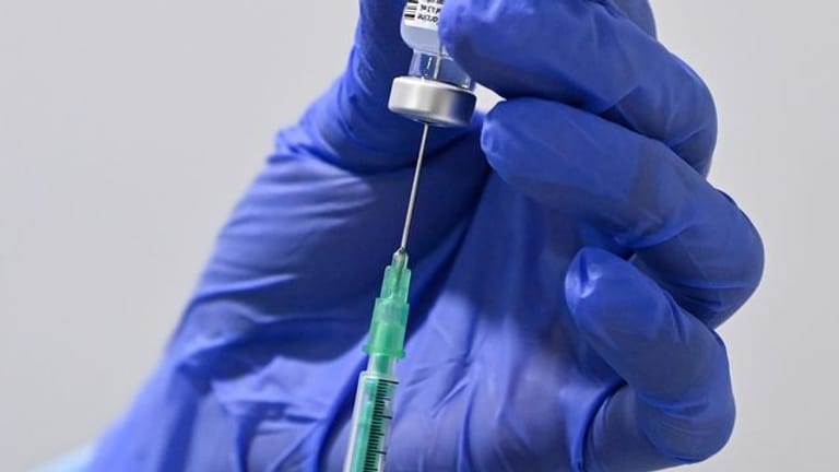 Eine Corona-Impfung wird vorbereitet (Symbolbild): Ab Mai sollen in Niedersachsen auch alle Lehrer gegen das Coronavirus geimpft werden.