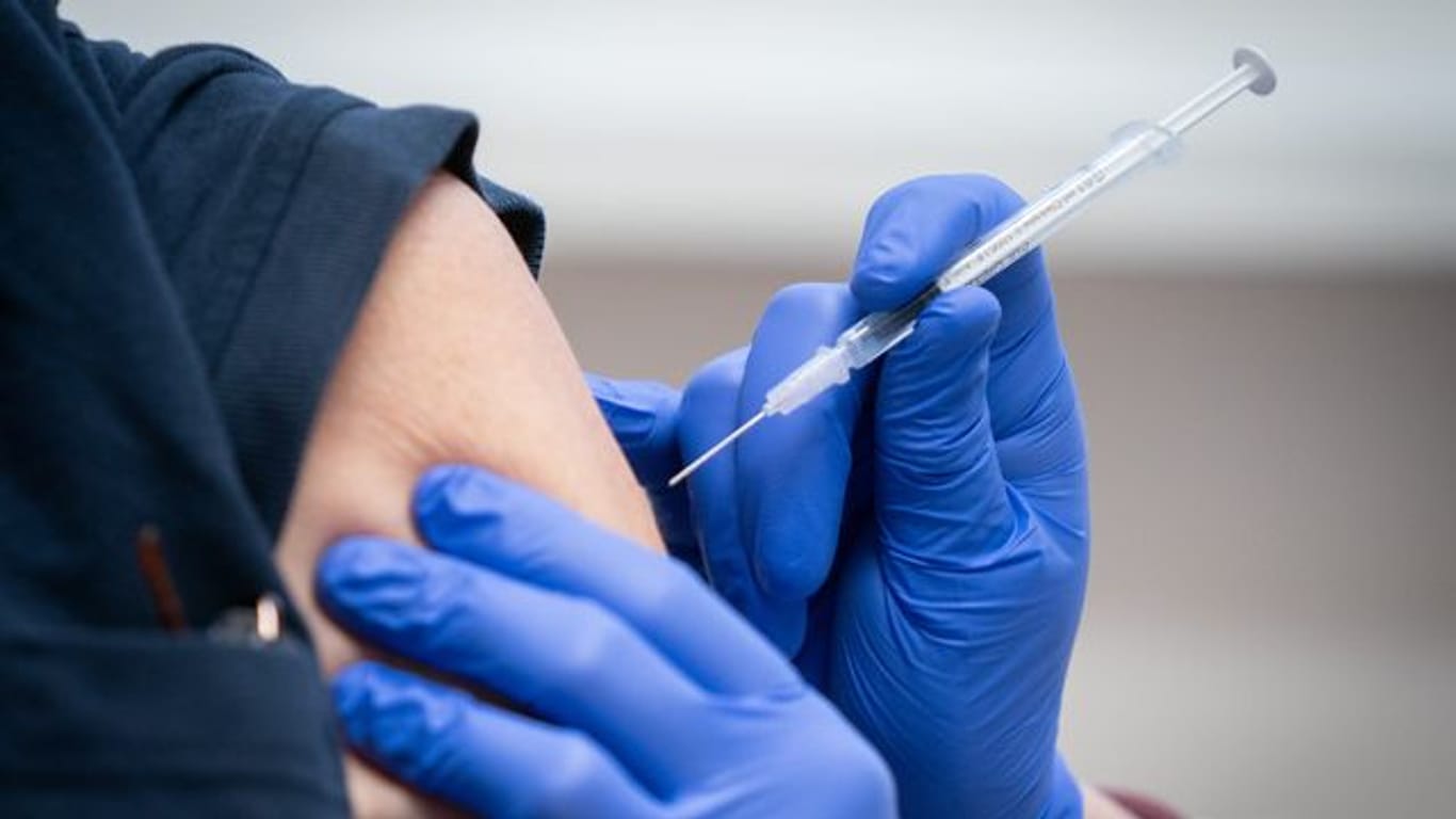 Eine Pflegekraft wird geimpft: Am Mittwoch erhielten mehr als 700.000 Menschen eine Impfung.