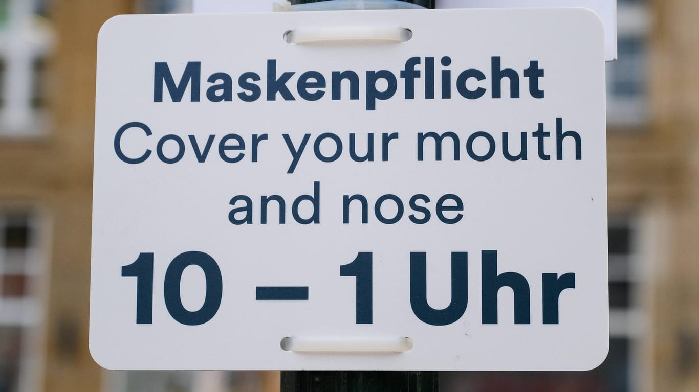 Warnhinweis zur Maskenpflicht in Düsseldorf (Symbolbild): In NRW ist die Corona-Schutzverordnung verlängert worden.