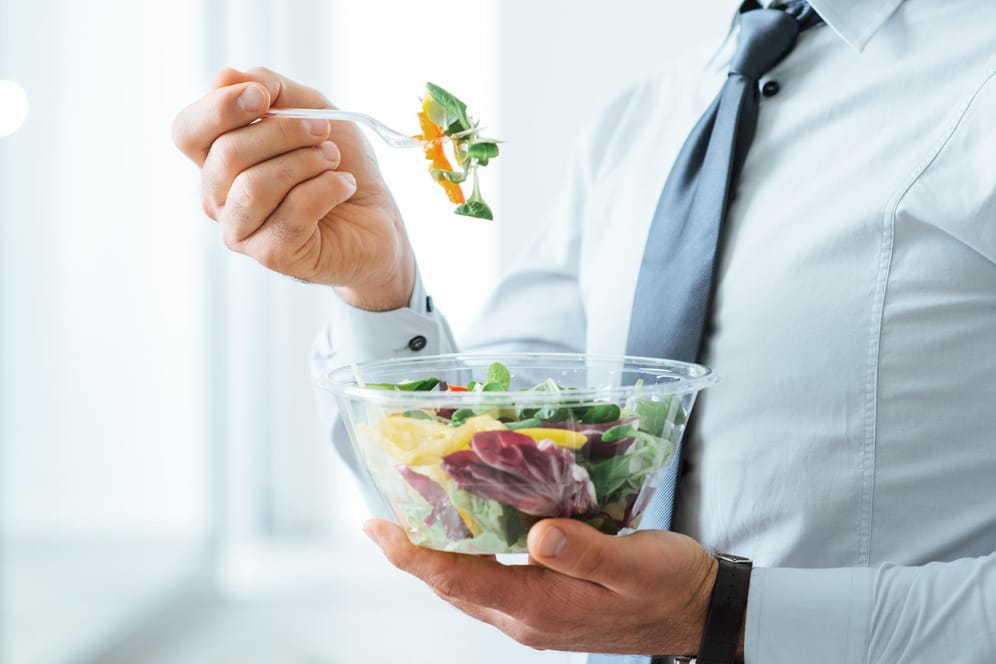 Gilt auch für Salat: Nicht alles, was als leichte Kost gilt, hilft wirklich beim Abnehmen.