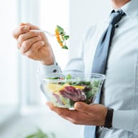 Gilt auch für Salat: Nicht alles, was als leichte Kost gilt, hilft wirklich beim Abnehmen.