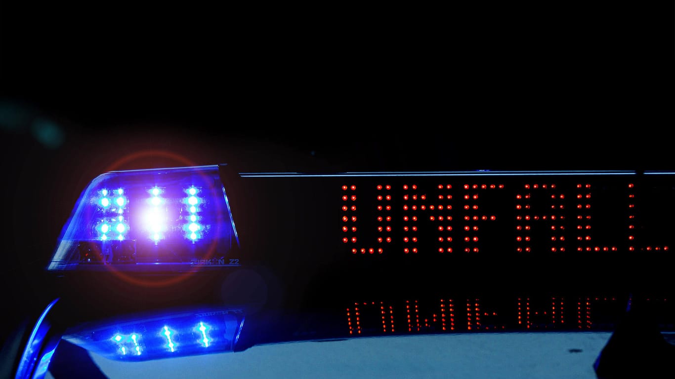 "Unfall" steht auf der LED-Anzeige eines Polizeiwagens (Symbolbild): Der mutmaßliche Unfallverursacher soll offenbar unter Drogeneinfluss gestanden haben.