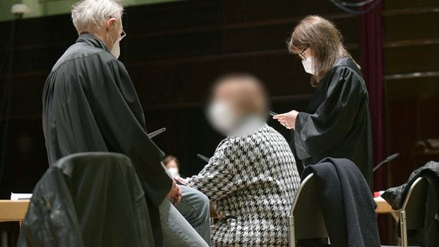 Die ehemalige Leiterin (M) der Bremer Außenstelle des Bundesamtes für Migration und Flüchtlinge (BAMF) unterhält sich mit ihrem Anwalt Johannes Eisenberg im improvisierten Gerichtssaal in Bremens Konzerthaus "Die Glocke". Die ehemalige Leiterin (M) der Bremer Außenstelle des Bundesamtes für Migration und Flüchtlinge (BAMF) unterhält sich mit ihrem Anwalt Johannes Eisenberg im improvisierten Gerichtssaal in Bremens Konzerthaus "Die Glocke".