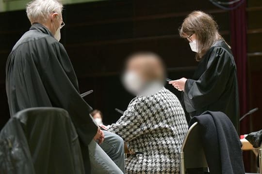 Die ehemalige Leiterin (M) der Bremer Außenstelle des Bundesamtes für Migration und Flüchtlinge (BAMF) unterhält sich mit ihrem Anwalt Johannes Eisenberg im improvisierten Gerichtssaal in Bremens Konzerthaus "Die Glocke".