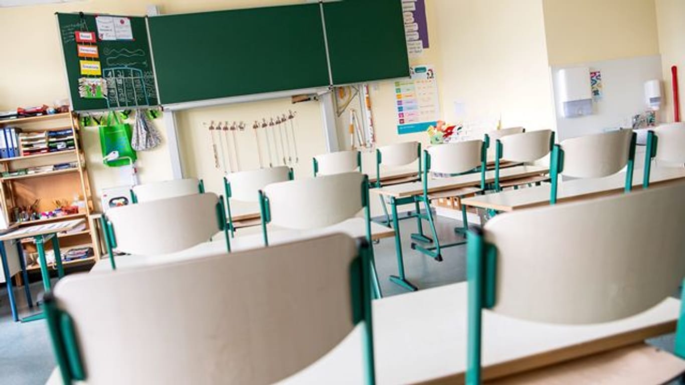 Ein leerer Klassenraum (Symbolbild): Die Stadt Mainz setzt den Präsenzunterricht in den Schulen aus.