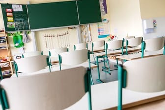 Ein leerer Klassenraum (Symbolbild): Die Stadt Mainz setzt den Präsenzunterricht in den Schulen aus.