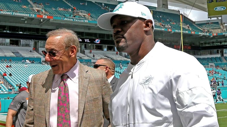 Stephen Ross (l.) neben Brian Flores, dem Headcoach der Miami Dolphins.