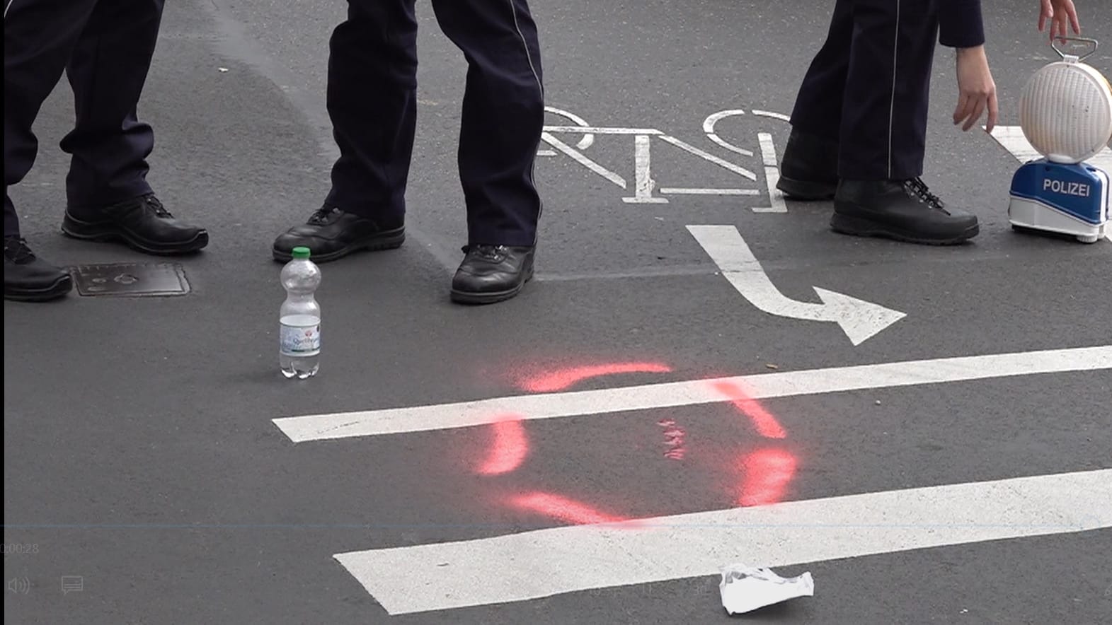 Polizei am Tatort: In Köln wurde ein Radfahrer schwer verletzt.