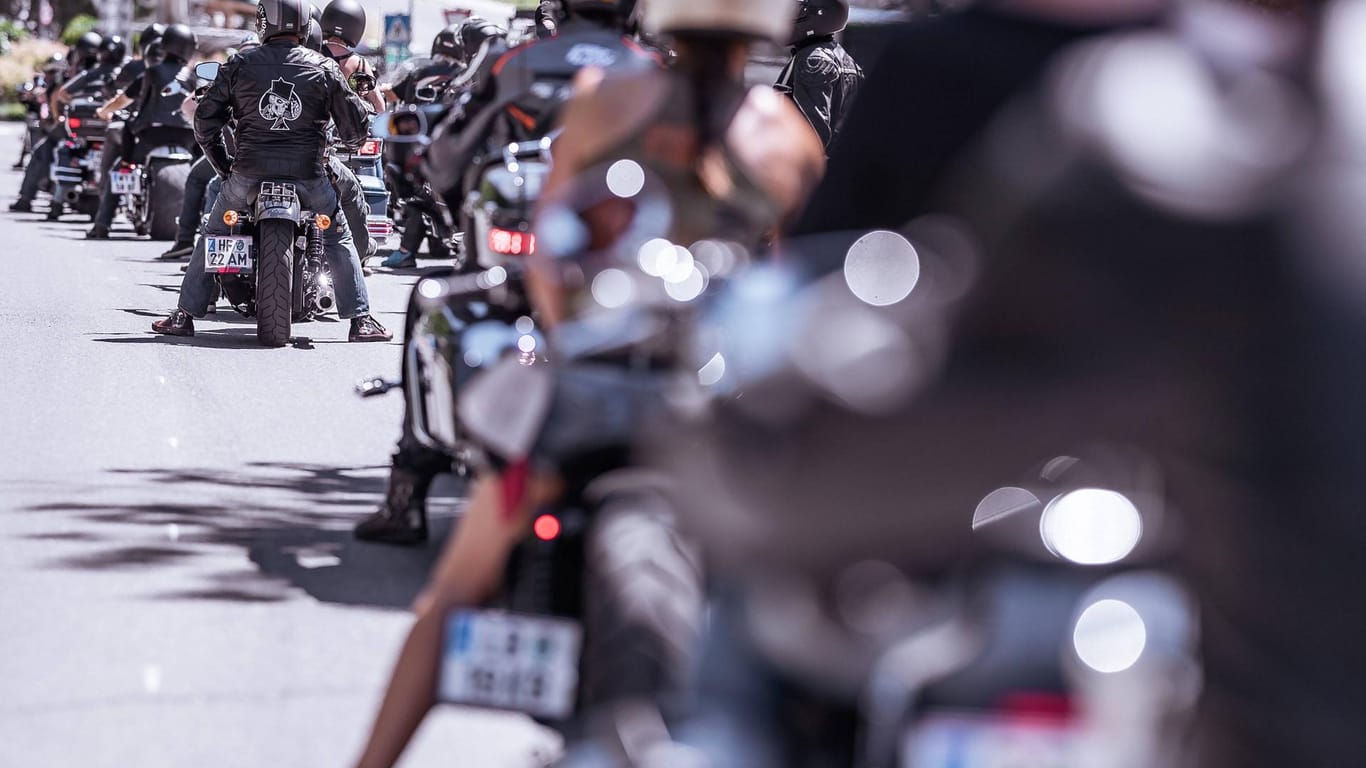 Eine Gruppe Biker (Symbolbild): In Nürnberg wollen sich tausende Motorradfahrer zu einer Demo mit Korso treffen.