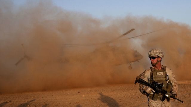 Ein US-Marinesoldat bei einem Manöver mit der afghanischen Armee. Ein US-Marinesoldat bei einem Manöver mit der afghanischen Armee.