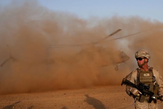 Ein US-Marinesoldat bei einem Manöver mit der afghanischen Armee.
