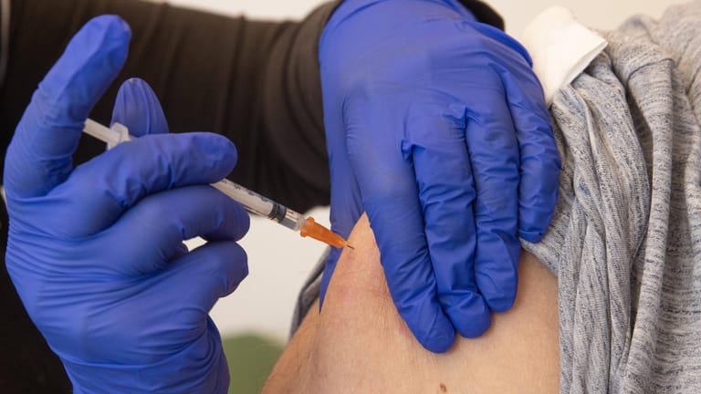 Eine Person verabreicht eine Spritze (Symbolbild): In Hannover wurden 250 Impfdosen an Obdachlose verimpft.