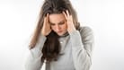 Kopfschmerzen: Wer darunter leidet, sollte darauf achten, nicht zu oft zu Schmerzmitteln zu greifen.