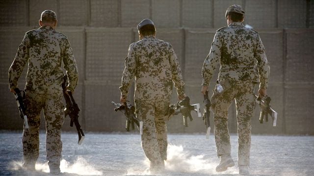 Bundeswehrsoldaten tragen in Afghanistan Waffen zum Depot. Bundeswehrsoldaten tragen in Afghanistan Waffen zum Depot.