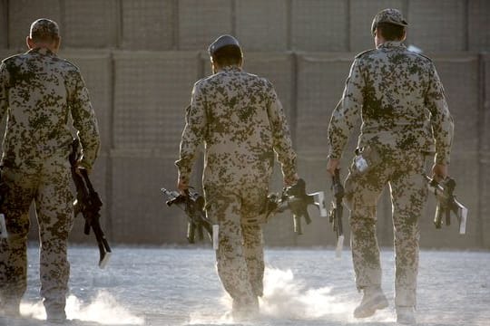 Bundeswehrsoldaten tragen in Afghanistan Waffen zum Depot.
