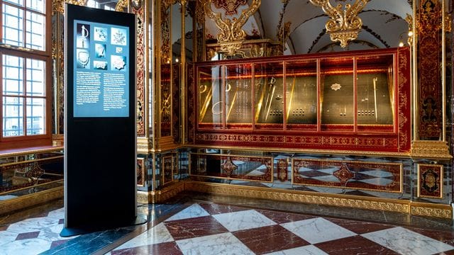 Knöpfe, Schnallen und Perlenketten sind zurück in der reparierten Vitrine im Grünen Gewölbe.