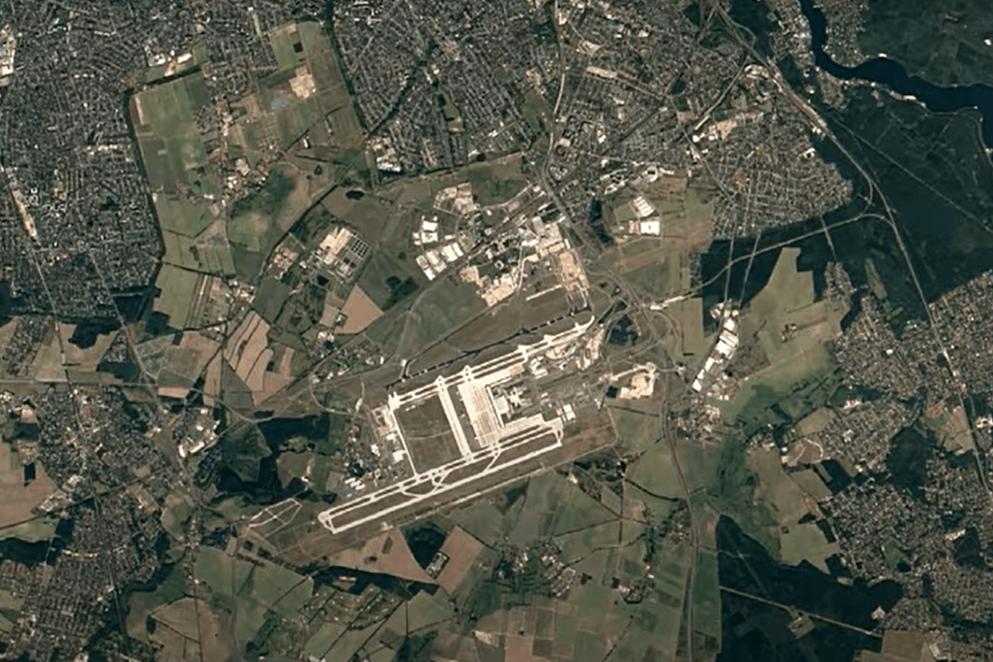 Eine Satellitenaufnahme des Flughafens Berlin Brandenburg: Mit der neuen Timelapse-Funktion von Google Earth lässt sich beobachten, wie sich der Planet über die Jahre verändert hat.