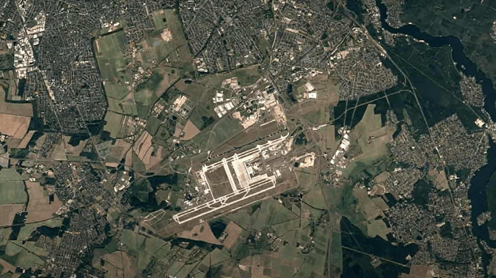 Eine Satellitenaufnahme des Flughafens Berlin Brandenburg: Mit der neuen Timelapse-Funktion von Google Earth lässt sich beobachten, wie sich der Planet über die Jahre verändert hat.
