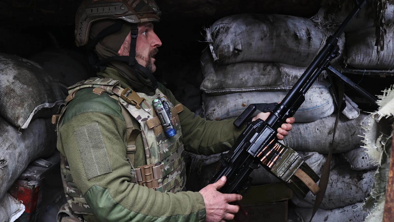 Ein ukrainischer Soldat nahe Donezk: Die Waffenruhe wird schon jetzt verletzt.