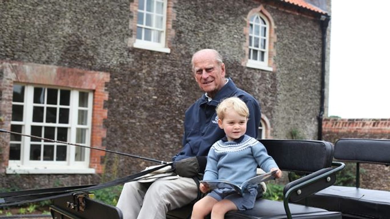 Für seinen Sohn Andrew war der verstorbene Prinz Philip der "Großvater der Nation" (im Bild mit Urenkel George).