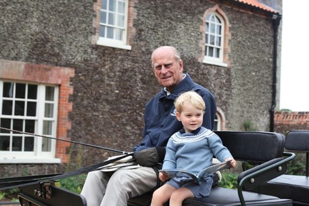 Für seinen Sohn Andrew war der verstorbene Prinz Philip der "Großvater der Nation" (im Bild mit Urenkel George).