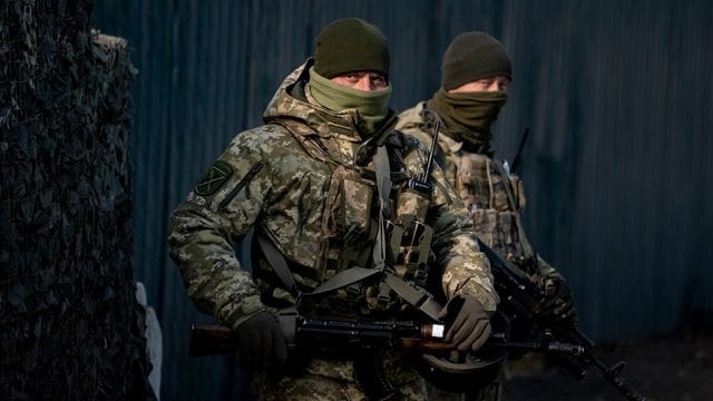 Ukrainische Soldaten an einem Kontrollpunkt unweit einer von Separatisten kontrollierten Region. Ukrainische Soldaten an einem Kontrollpunkt unweit einer von Separatisten kontrollierten Region.