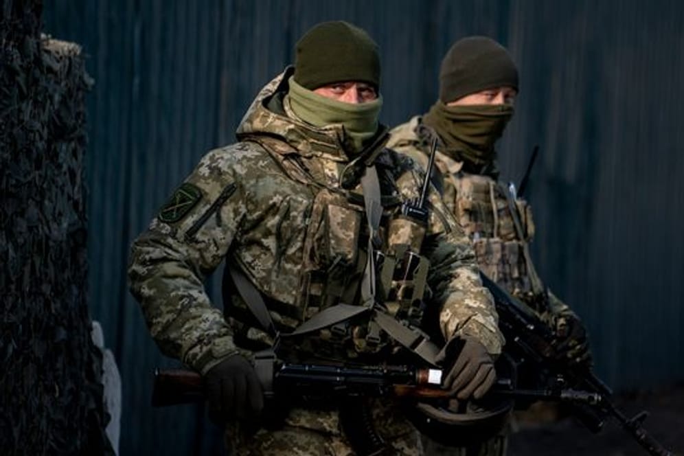 Ukrainische Soldaten an einem Kontrollpunkt unweit einer von Separatisten kontrollierten Region.