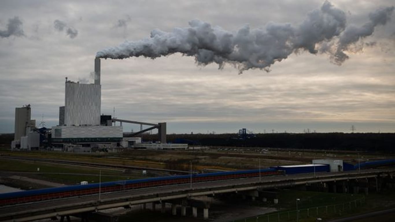 Trotz einschneidender Maßnahmen wie dem Kohle-Aus ist Deutschland Experten zufolge bislang keine Trendwende bei der Einsparung von Treibhausgasen gelungen.